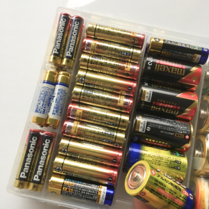 ダイソーの乾電池ストッカーが便利！ 4種類の乾電池を一括管理できるすぐれもの☆