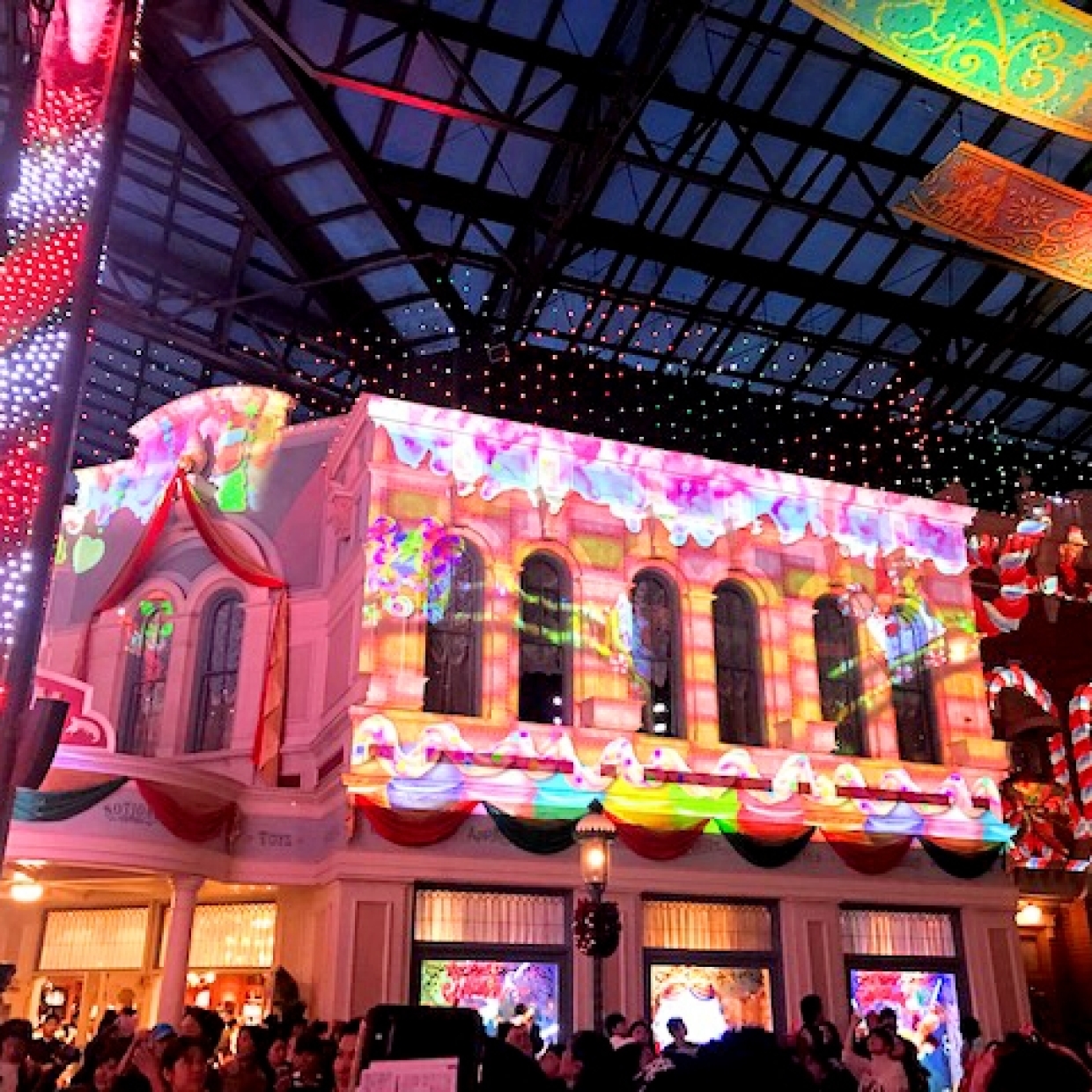  【東京ディズニーランド】クリスマスのワールドバザールは、印象的な演出が盛りだくさん 