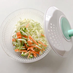 【ダイソー】の「サラダスピナー」が便利すぎて毎日サラダを作りたくなるレベル