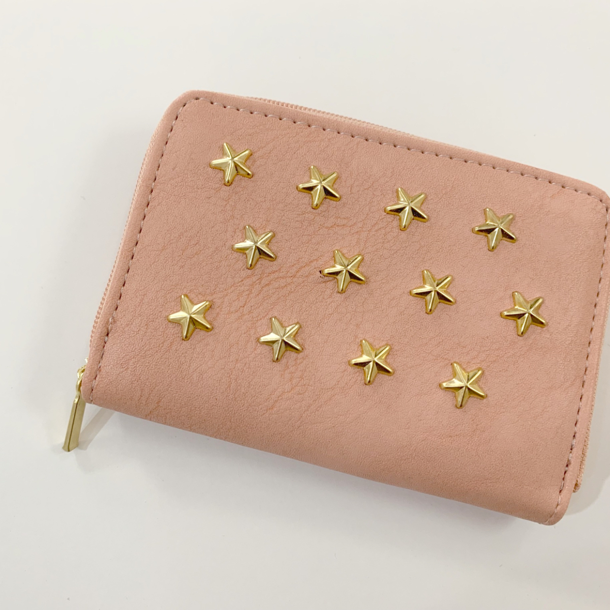 【ダイソー】星スタッズつき財布が、あの有名ブランドに激似！？ 300円とは思えないかわいさが人気！ 