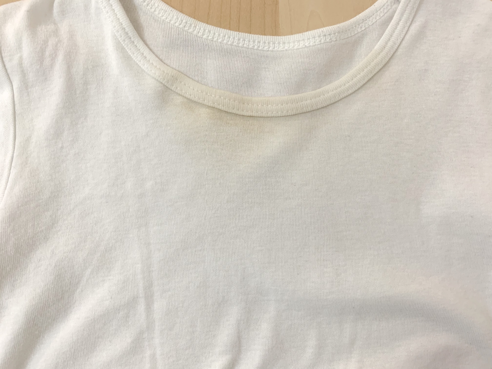 オキシクリーンで黄ばみが気になる白tシャツを洗濯してみた つけ置き洗いするだけで 驚くほど真っ白に