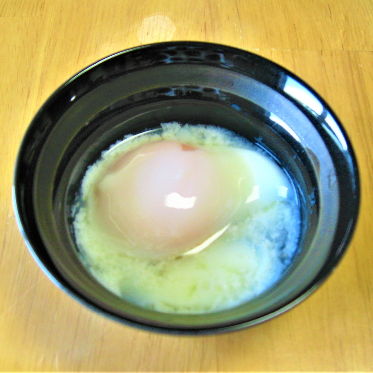  【料理の裏ワザ】お湯を入れるだけで”ぷるっぷる”の「温泉卵」が作れるんです！ 