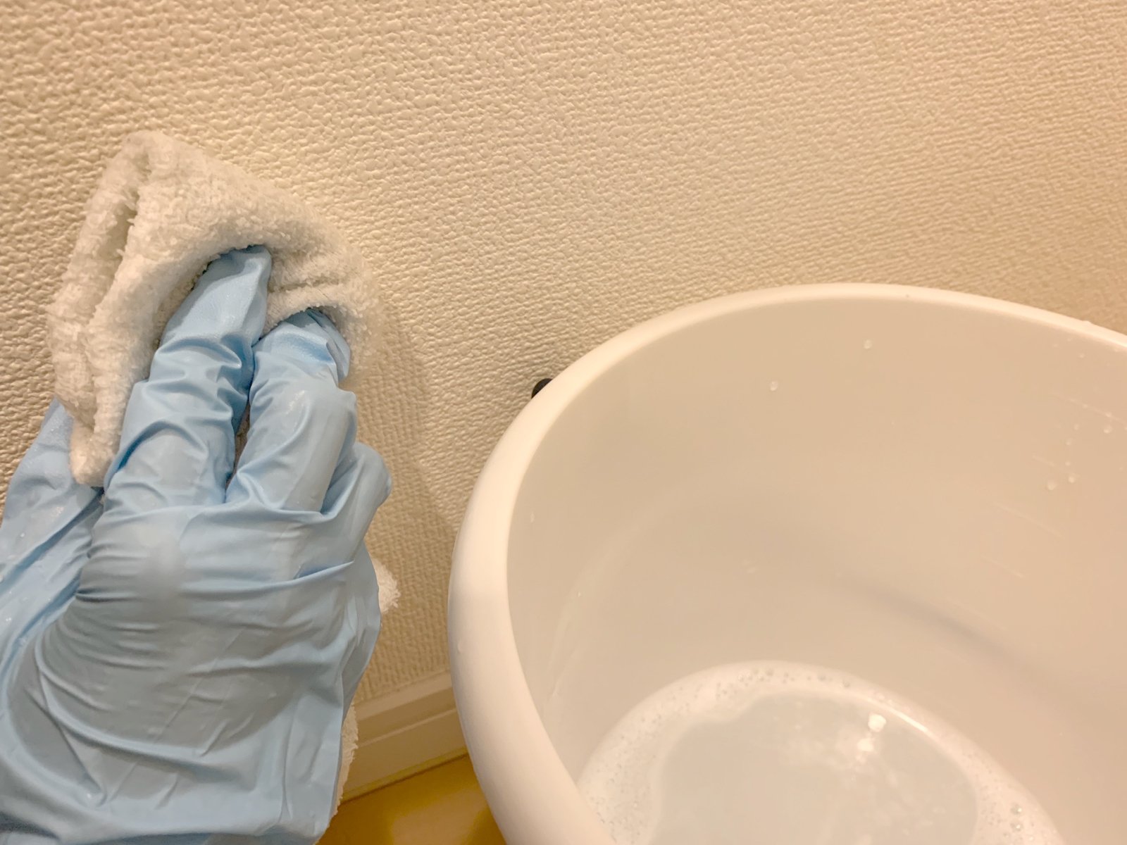 オキシクリーンでトイレをまるっと掃除 便器の黒ずみ 黄ばみはひと晩で真っ白 タンクも壁もピカピカ