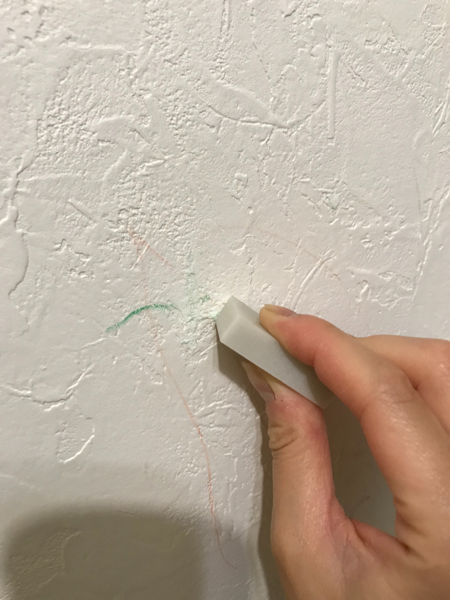 ダイソー のお掃除消しゴムが便利すぎる 壁紙や床の汚れをこするだけで消せる