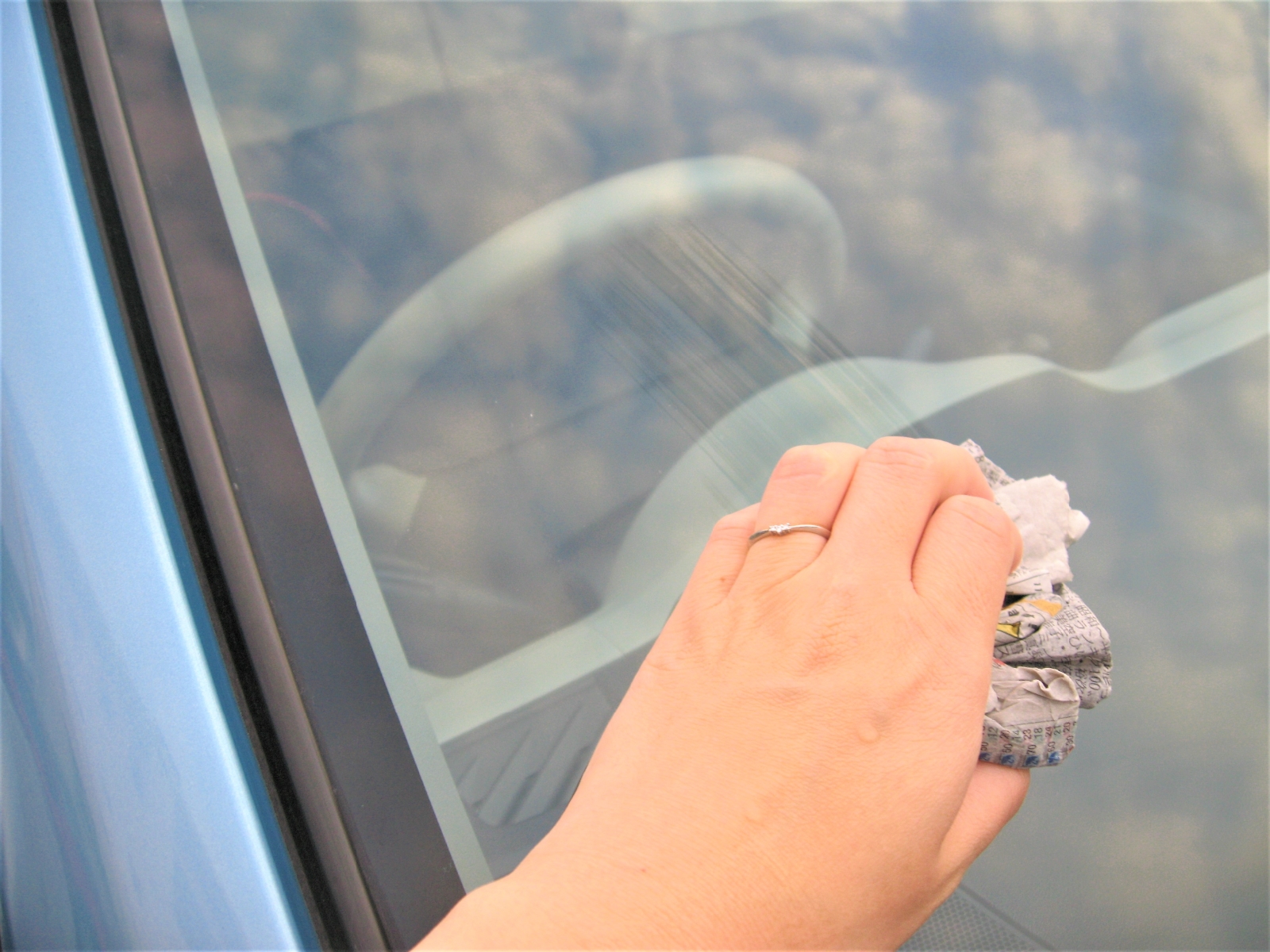 曇った車のフロントガラスがアッという間にキレイ 油膜をサッと落とす方法