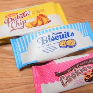 【ダイソー】「お菓子パッケージペンケース」が爆誕！ポテチ、クッキー、ビスケット…どれも可愛すぎる～♡
