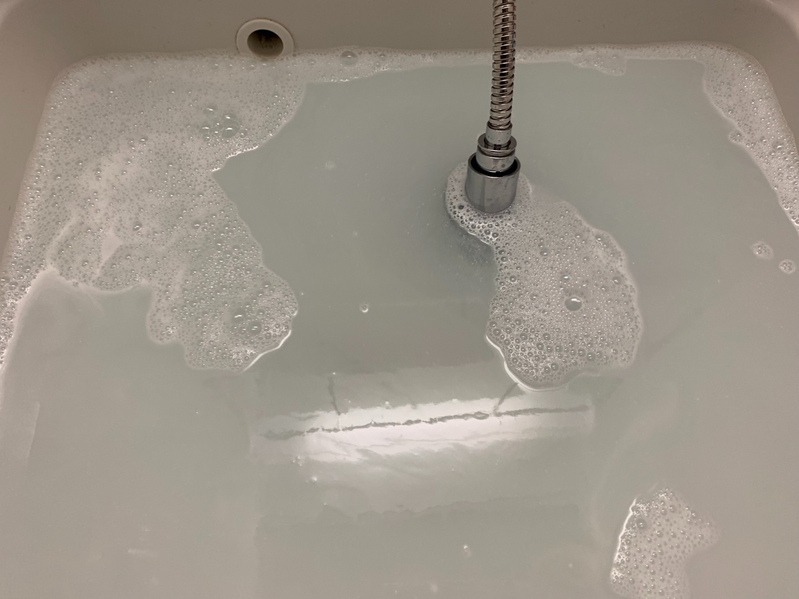 オキシクリーンで洗面台を掃除 つけ置きしただけでこんなにも真っ白に 黒カビや水垢を撃退