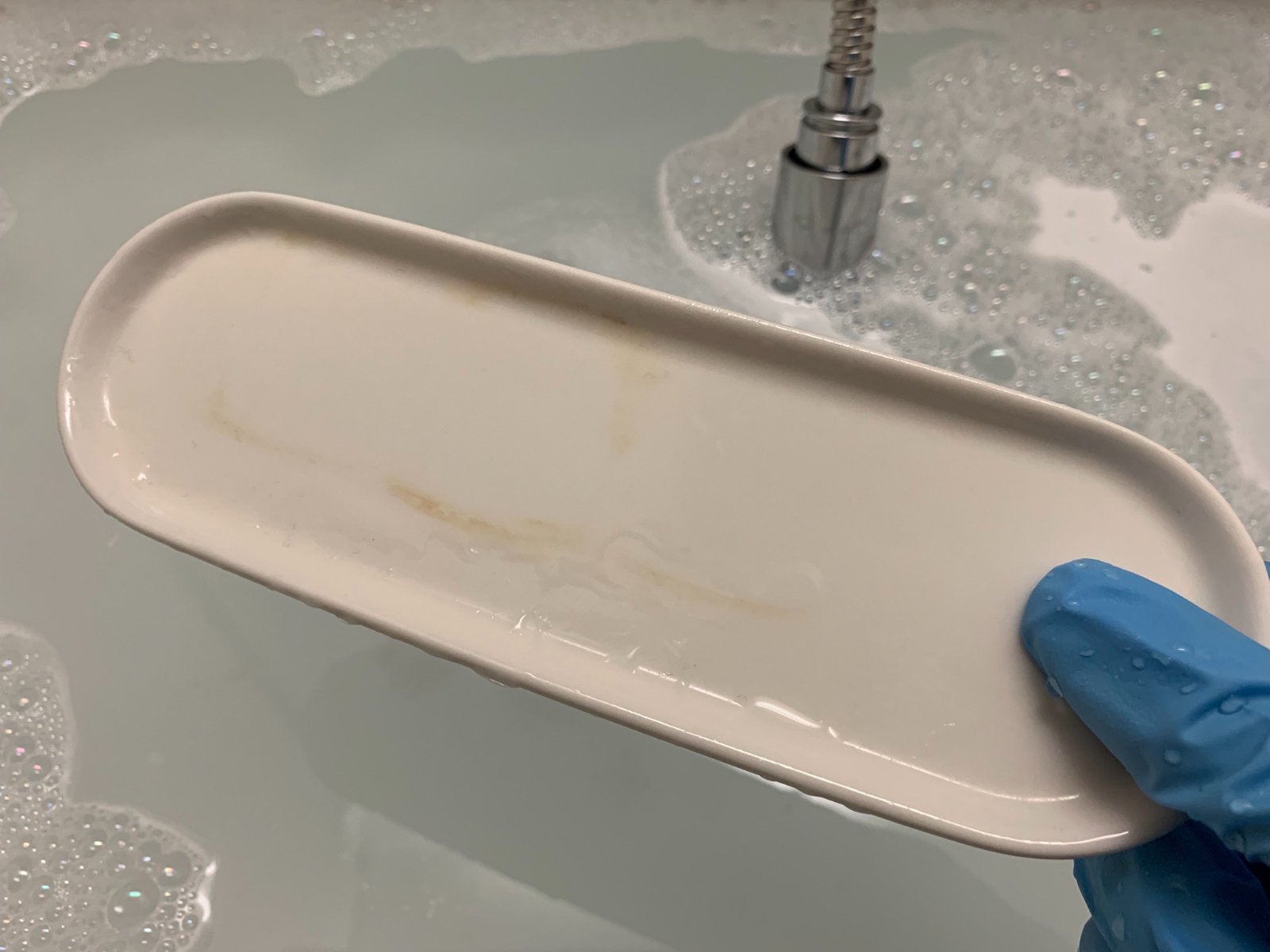 オキシクリーンで洗面台を掃除 つけ置きしただけでこんなにも真っ白に 黒カビや水垢を撃退