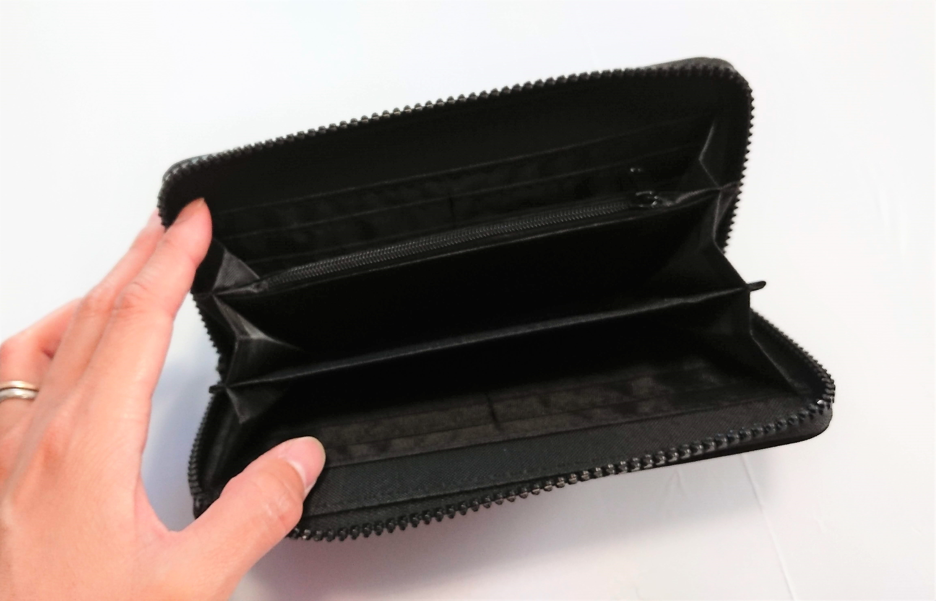 【ダイソー】の長財布は意外と侮れない！？300円とは思えない見た目＆機能性でコスパ良すぎ！