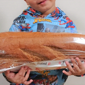 【コストコ】で見つけた“巨大すぎるフランスパン”を実際に買ってみた！いったいどんな味なの…？