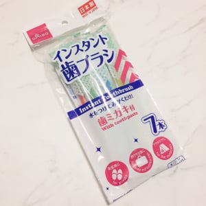 【ダイソー】歯磨き粉付きの使い捨て歯ブラシを発見！旅行だけでなく、災害時などでも役立ちそう！