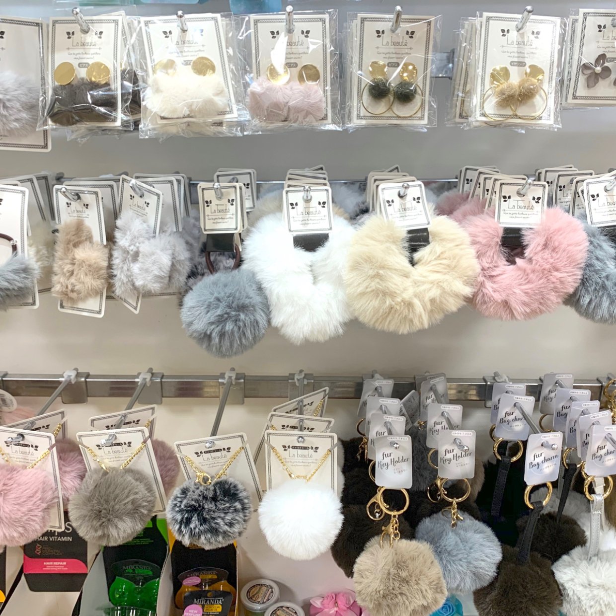 キャンドゥ フェイクファー のヘアアクセとピアスが大量入荷 100円とは思えない