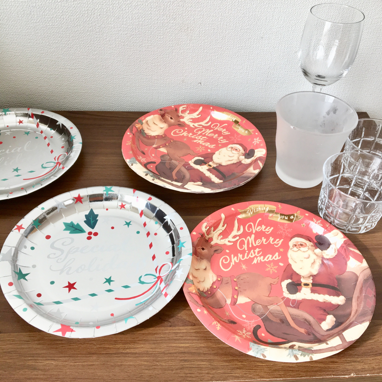  【ダイソー】クリスマス仕様の紙皿を発見！パーティで使うだけでテーブルがぐっと華やかになりそう♡ 