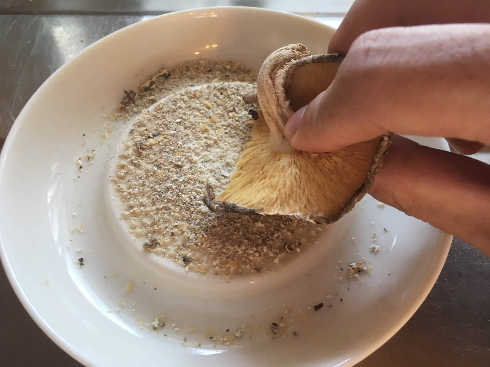 【料理の裏ワザ】「干ししいたけ」を”戻し時間0分”で使う方法！あっという間に料理に使える裏ワザとは…