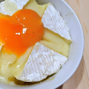 【家事ヤロウレシピ】卵かけご飯にカマンベールチーズを丸ごと1個のせた旨味の魂な「背徳めし」作ってみた