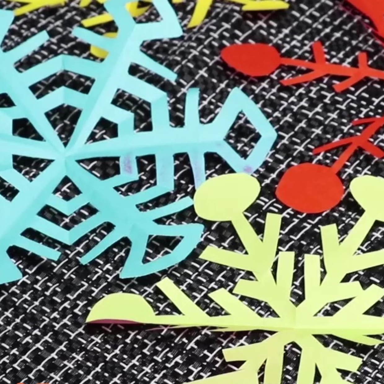  【飾り付けアイデア】冬のイベントに作って飾ろう！「雪の結晶な切り絵」が折り紙で簡単に作れる件 