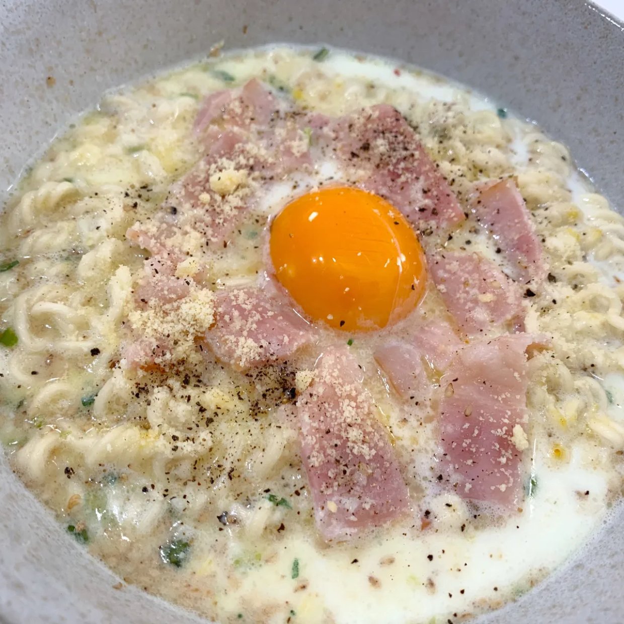  【Twitterで話題】「レンジ濃厚塩カルボ麺」は牛乳とインスタント麺でカルボナーラ風に！ 