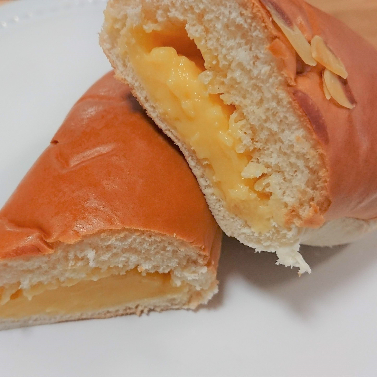 【ファミリーマート】 「クリームを味わうクリームパン」はクリームの濃厚さが歴然！ 