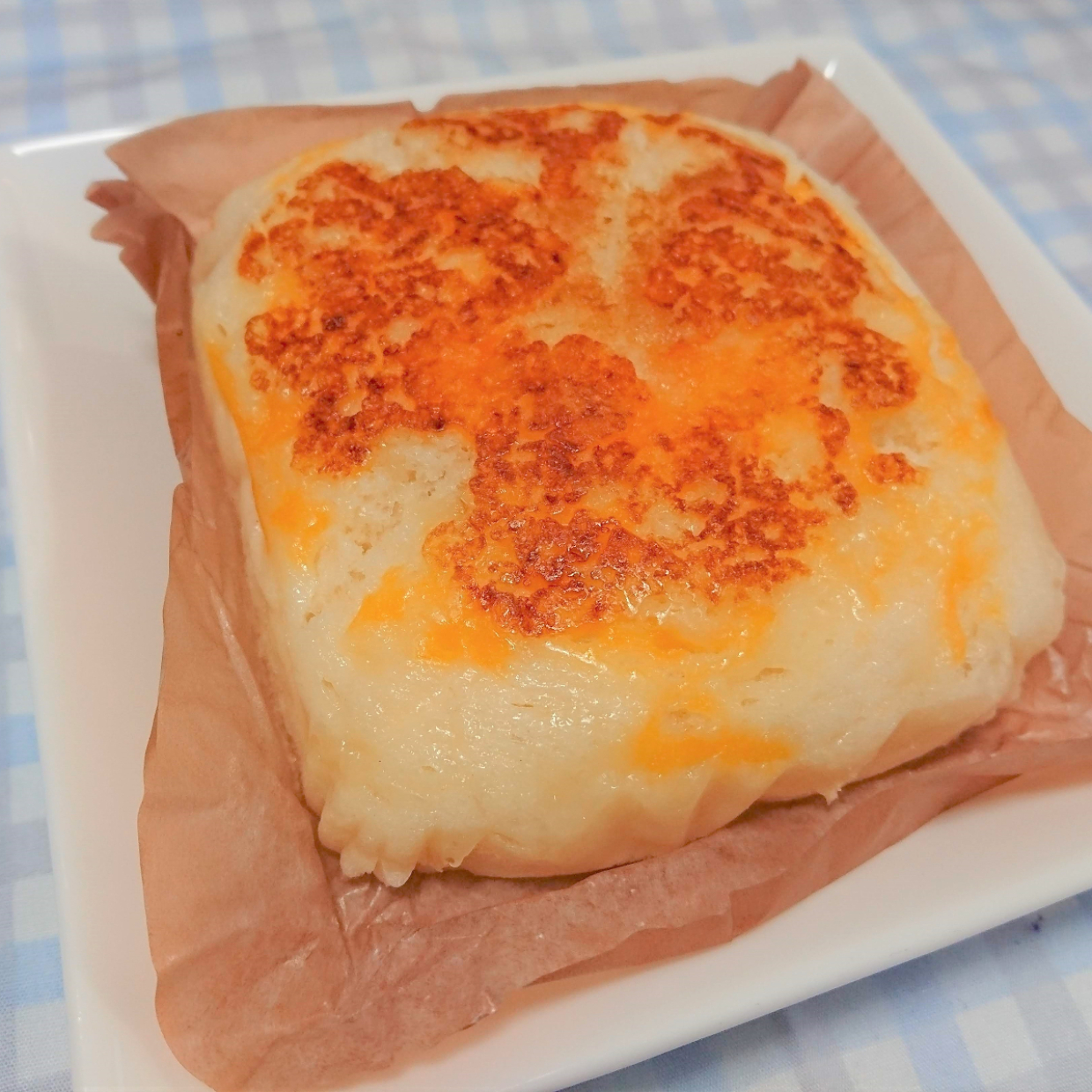  【ダイソー】簡易的なパッケージの蒸しパンに新シリーズ「焼きチーズ蒸しぱん」が登場！ 
