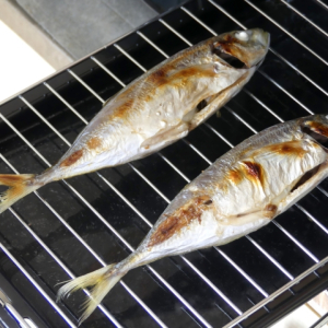 焼き魚がグリルにこびりついてイライラ…魚をスムーズに取り出すための方法3選