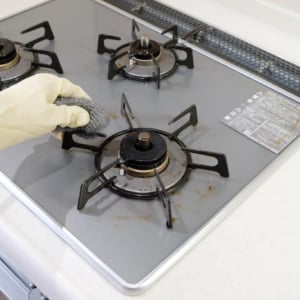 キッチンの油汚れや細かいゴミの掃除が面倒…事前に汚れを防いでグンと掃除がラクになる100均グッズ3選