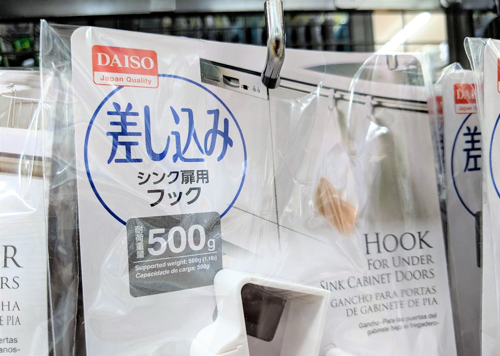 ダイソー 狭いキッチンは 引っ掛ける と便利 差し込み グッズでスペースを有効活用