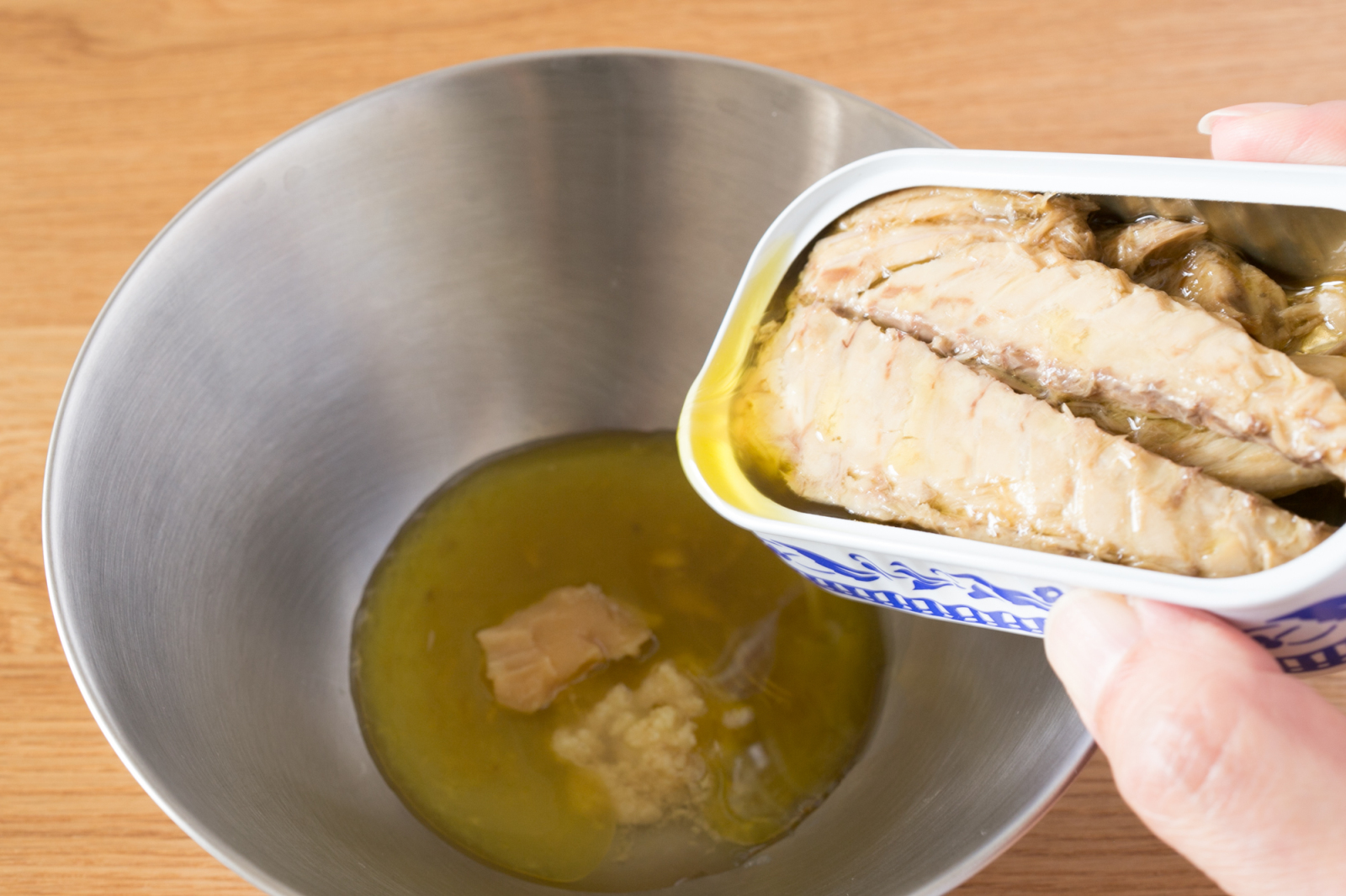 ボウルに缶汁（油）を移し、西京みそと酢、すりおろし生姜を加えてよく混ぜる。