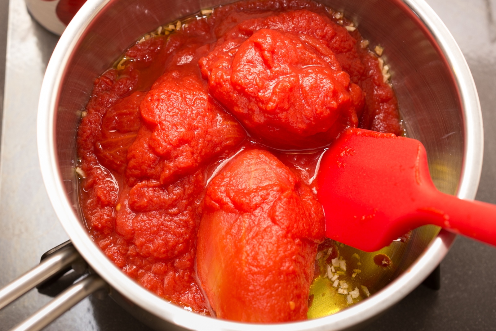 缶詰トマトは鍋でつぶす！