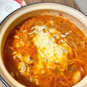 【トマト缶で変わり種鍋】スープの材料は2つだけ！"簡単イタリアントマト鍋"は〆までおいしい！