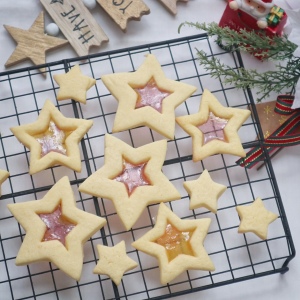 クリスマスに作りたい！キラキラ星の簡単おいしいステンドグラスクッキー
