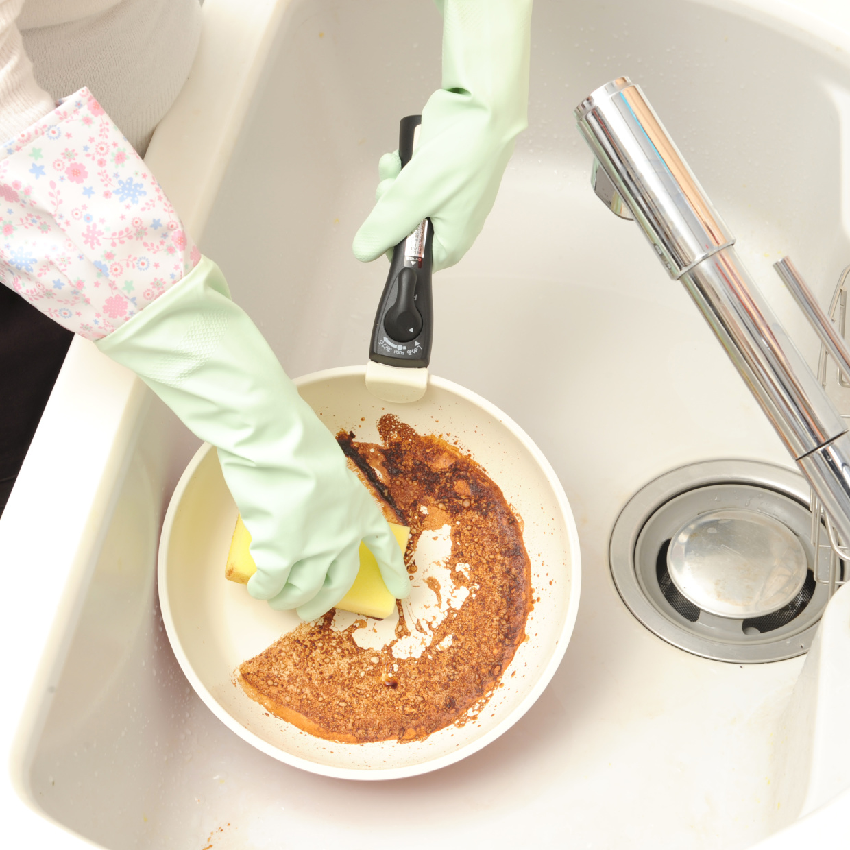  フライパンの焦げ付きを回避！洗う手間も激減する”食材がもうくっつかない”調理方法3選 