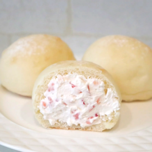 【おうちで本格焼き立てパン】いちごミルククリームたっぷりのふわもち白いパンが絶品！