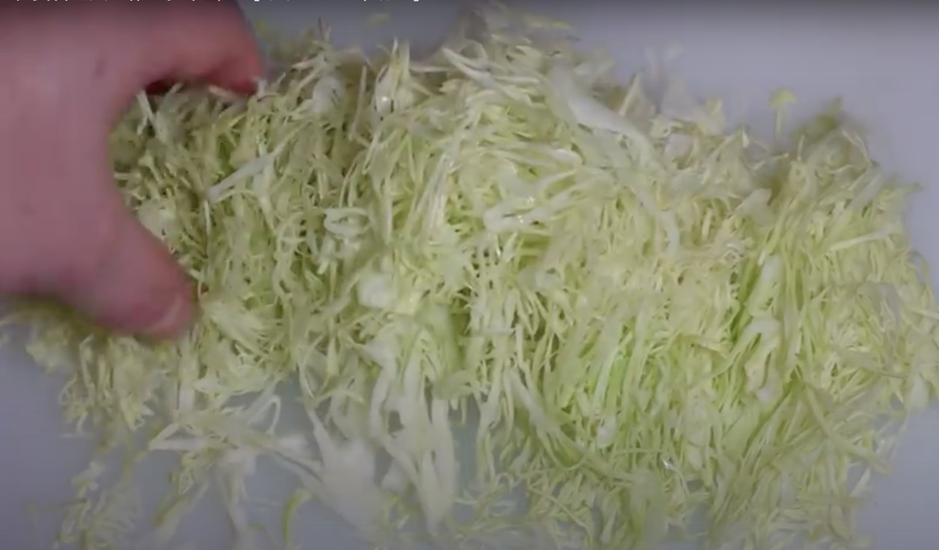 おうちでトンカツ屋さんの「シャキシャキふわふわキャベツ」をつくる方法【料理人直伝キャベツの千切り】