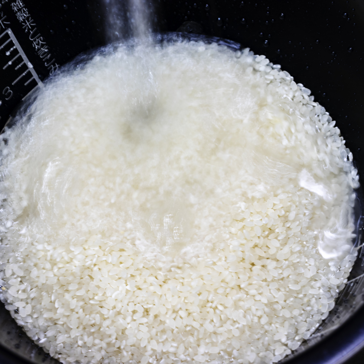  「お米を勢いよく研ぐ」はNG！炊飯器の広報担当者に聞いた“正しいお米の研ぎ方”とは 