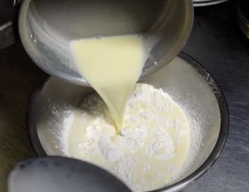 バターミルクを注ぐ