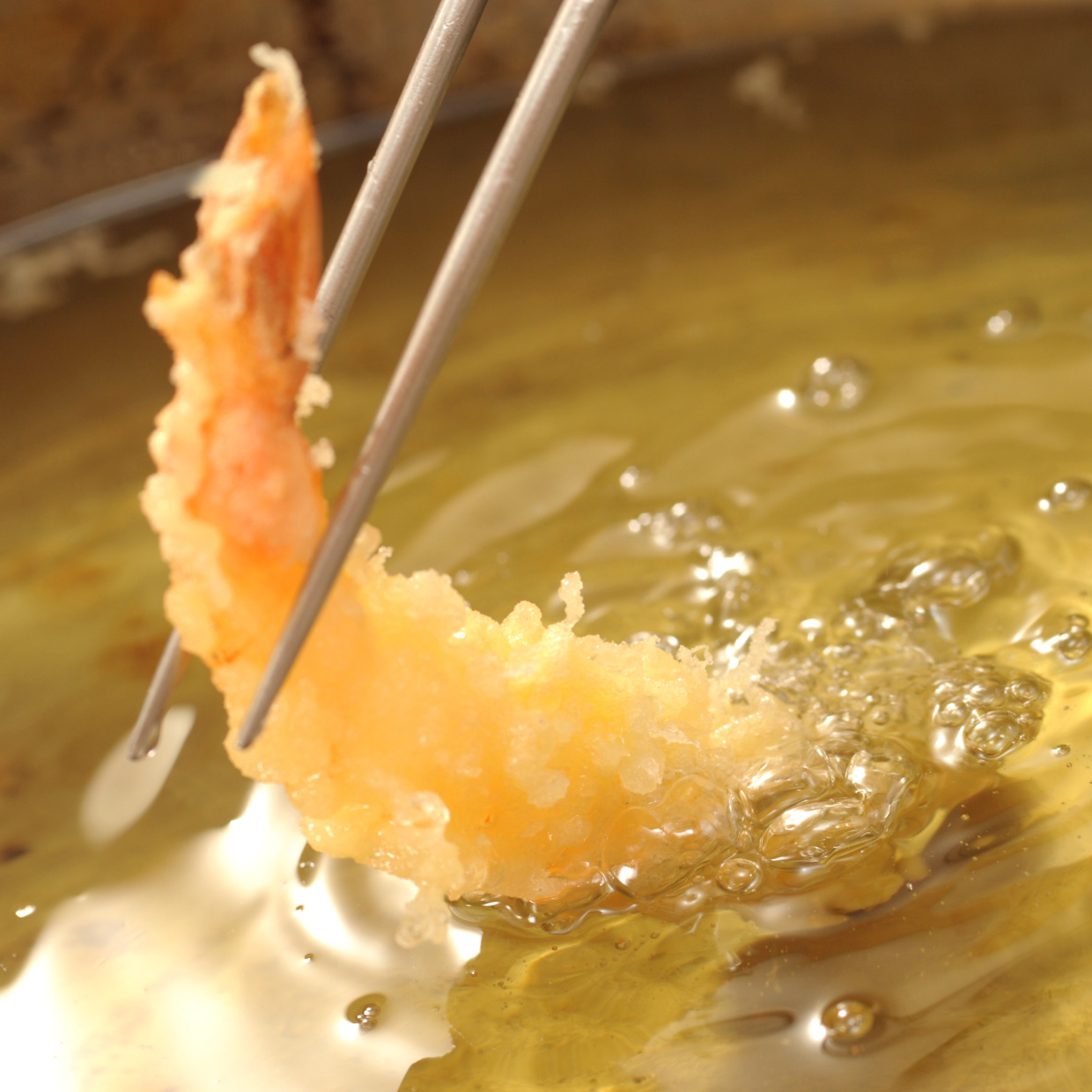  【料理人の裏技】エビの天ぷらをさっくさくに揚げる方法！　衣をよく混ぜるのはNG！？ 