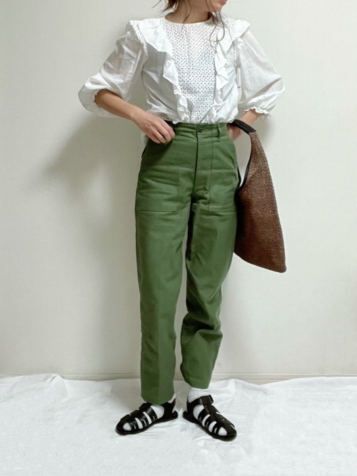 フリル ブラウス 光沢 ゆったり 体型カバー オールシーズン 甘辛コーデ ファッションなデザイン