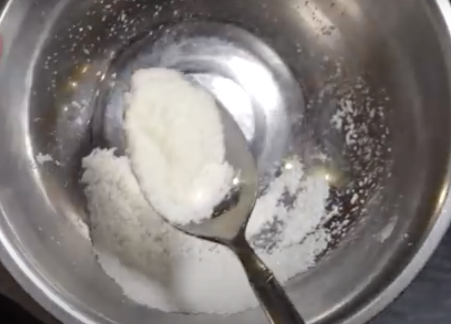 乾燥卵白とグラニュー糖を混ぜる