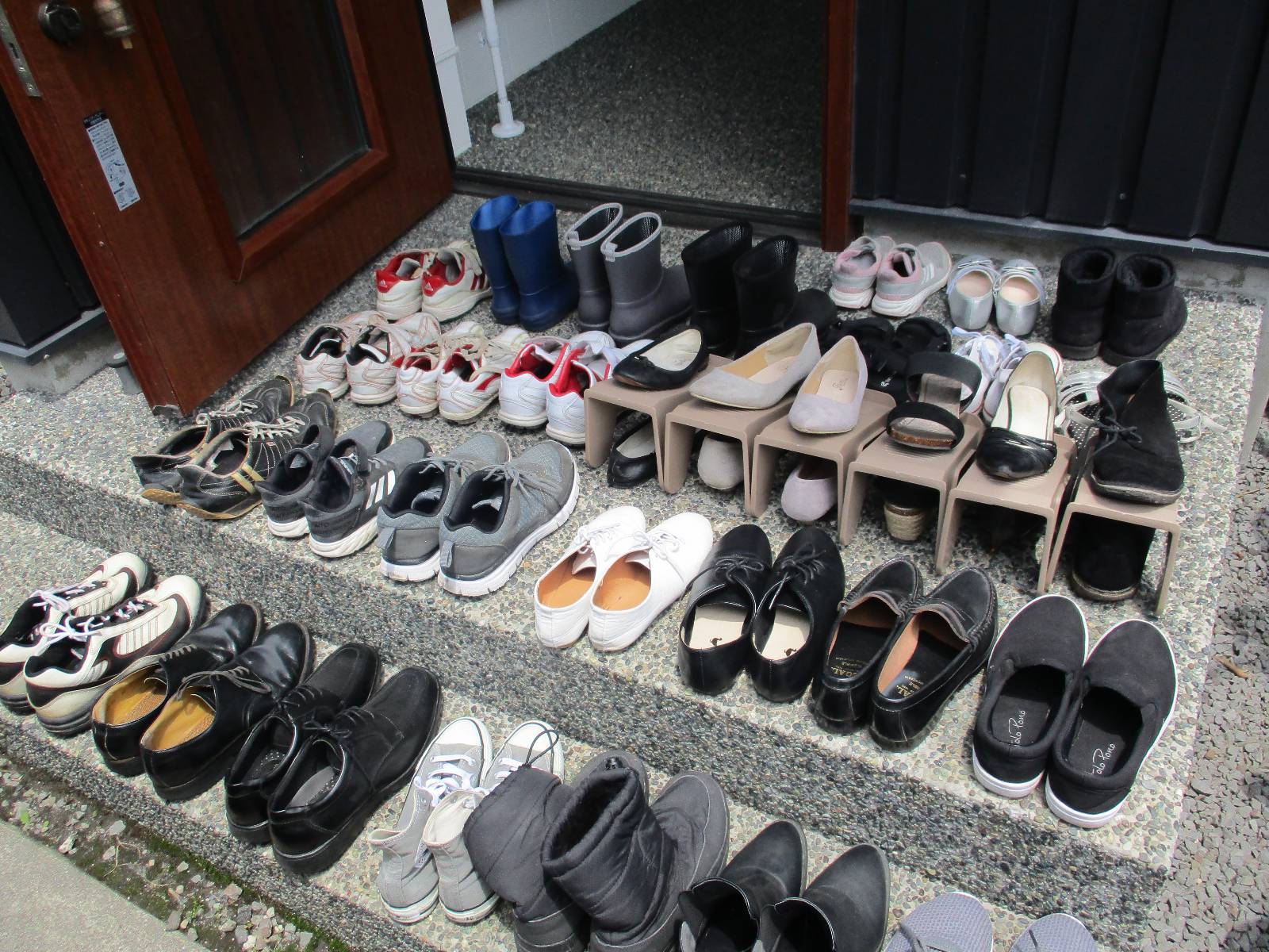 玄関の嫌なにおい 原因は靴の収納棚かも 家にあるものでカンタン ピカピカお掃除術