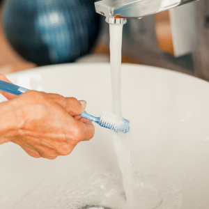 歯ブラシを水でさっと流すだけはNG！雑菌だらけの歯ブラシで磨いてない？正しい歯ブラシの洗い方と保管方法