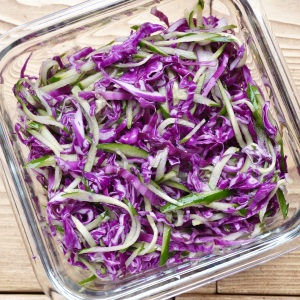 食欲が落ちる夏は栄養満点「紫キャベツ」がおすすめ！切って塩もみするだけ“紫キャベツのコールスロー”レシピ