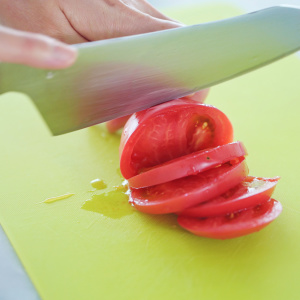 【目からウロコ】トマトの中身が飛び出ない超簡単な切り方とは？調理がラクに！