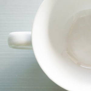 漂白剤を使わずピカピカ！「マグカップの茶渋を驚くほどカンタンに落とすワザ」使うのは家にある白いモノ！