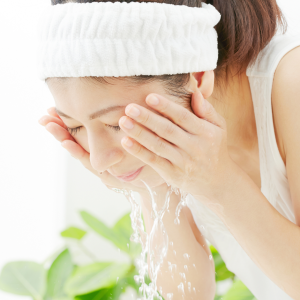 水、ぬるま湯、洗顔料どれで洗うのが一番？理系美容家が教える「朝の洗顔の正解」とは
