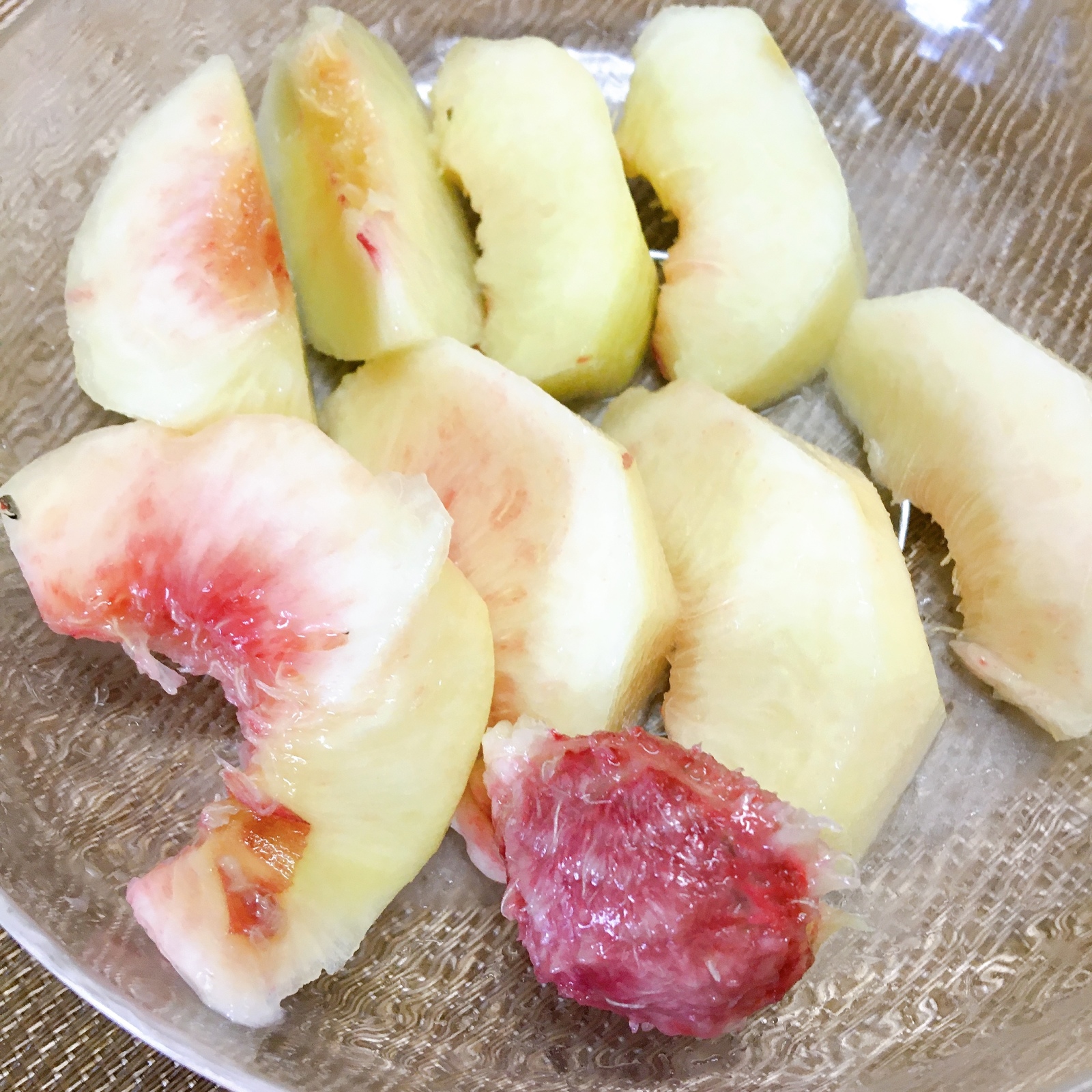 タネまわりも無駄なくキレイに桃を切る方法！