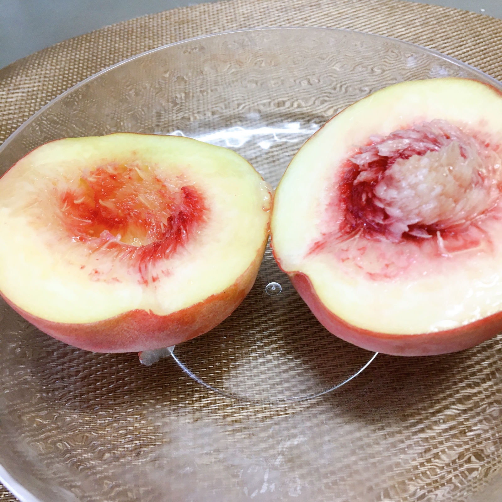 タネまわりも無駄なくキレイに桃を切る方法！