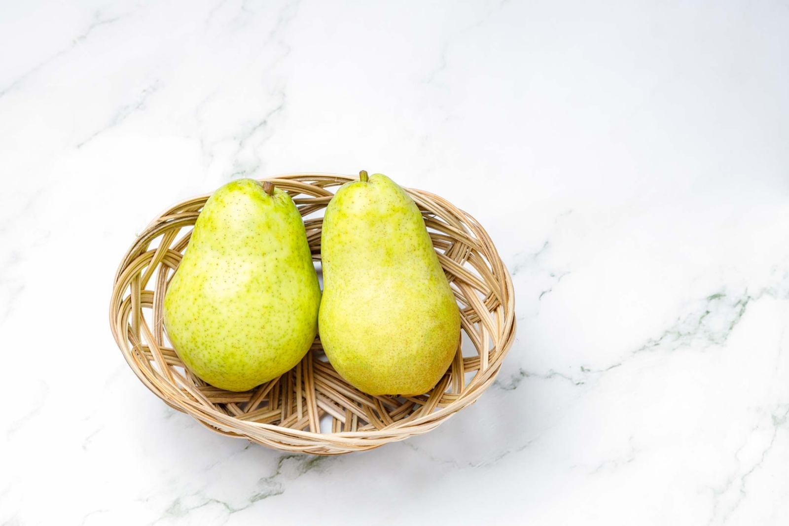 むいてから切る よりカンタン 滑りやすくむきにくい洋梨の上手な切り方