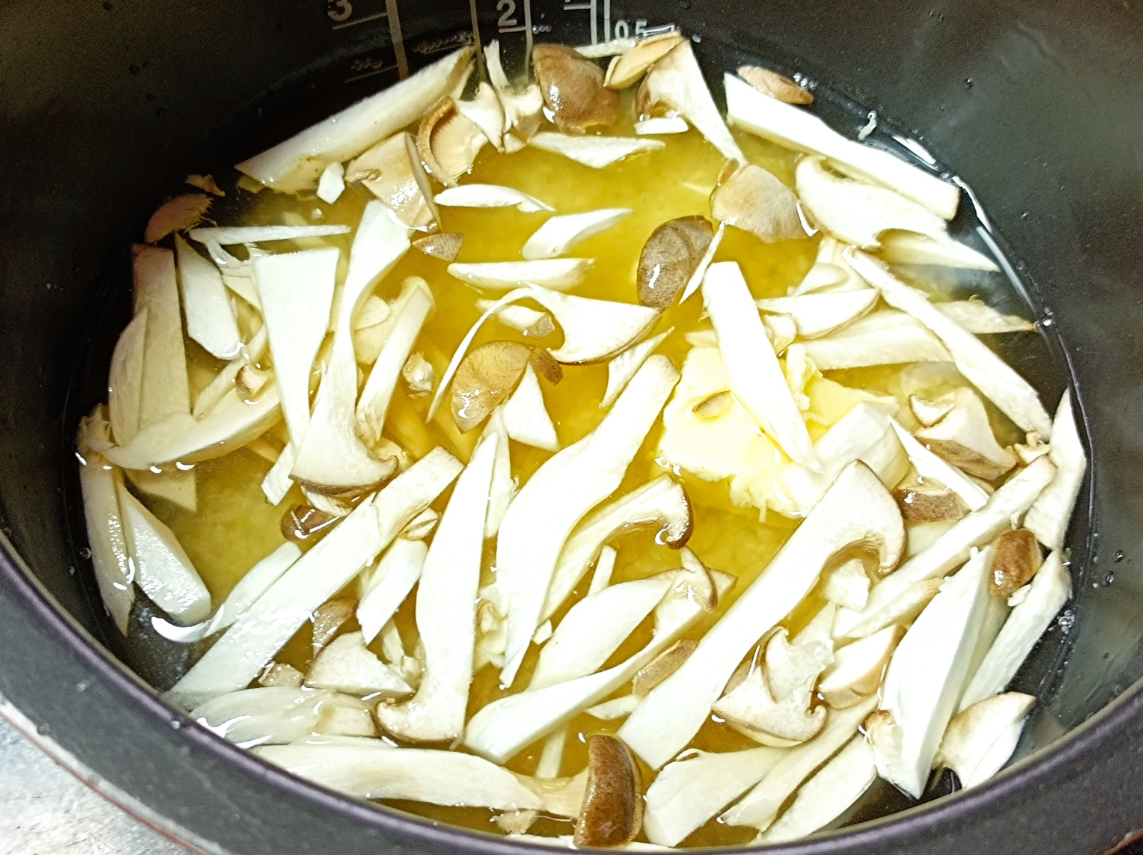 バターが香る“エリンギ炊き込みご飯”レシピ