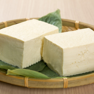 「豆腐の水切り」は“容器に入れたまま”が正解！簡単に手間なくできる水切りのやり方