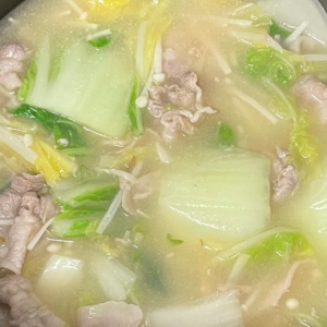 寒い日にピッタリ！ポカポカ温まる「豚バラと白菜のしょうが味噌スープ」は炒めて煮るだけ